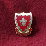 VINTAGE US Army 117th FIELD ARTILLERY Unit Crest Pin (11o47)