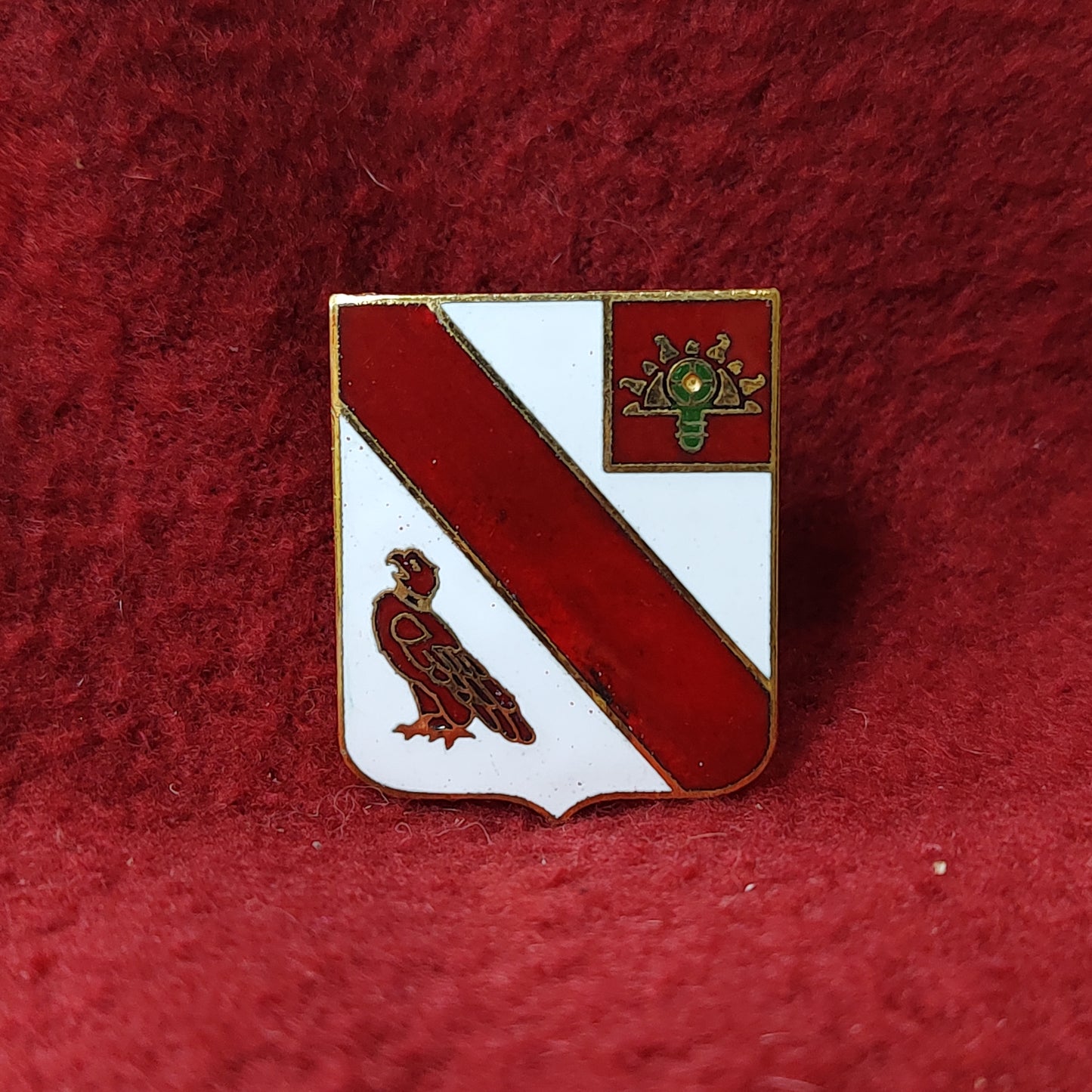 VINTAGE US Army 21st FIELD ARTILLERY Unit Crest Pin (11o49)