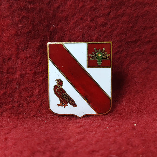 VINTAGE US Army 21st FIELD ARTILLERY Unit Crest Pin (11o49)