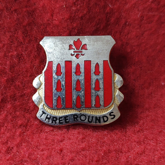 VINTAGE US Army 33rd FIELD ARTILLERY Unit Crest Pin (11o54)