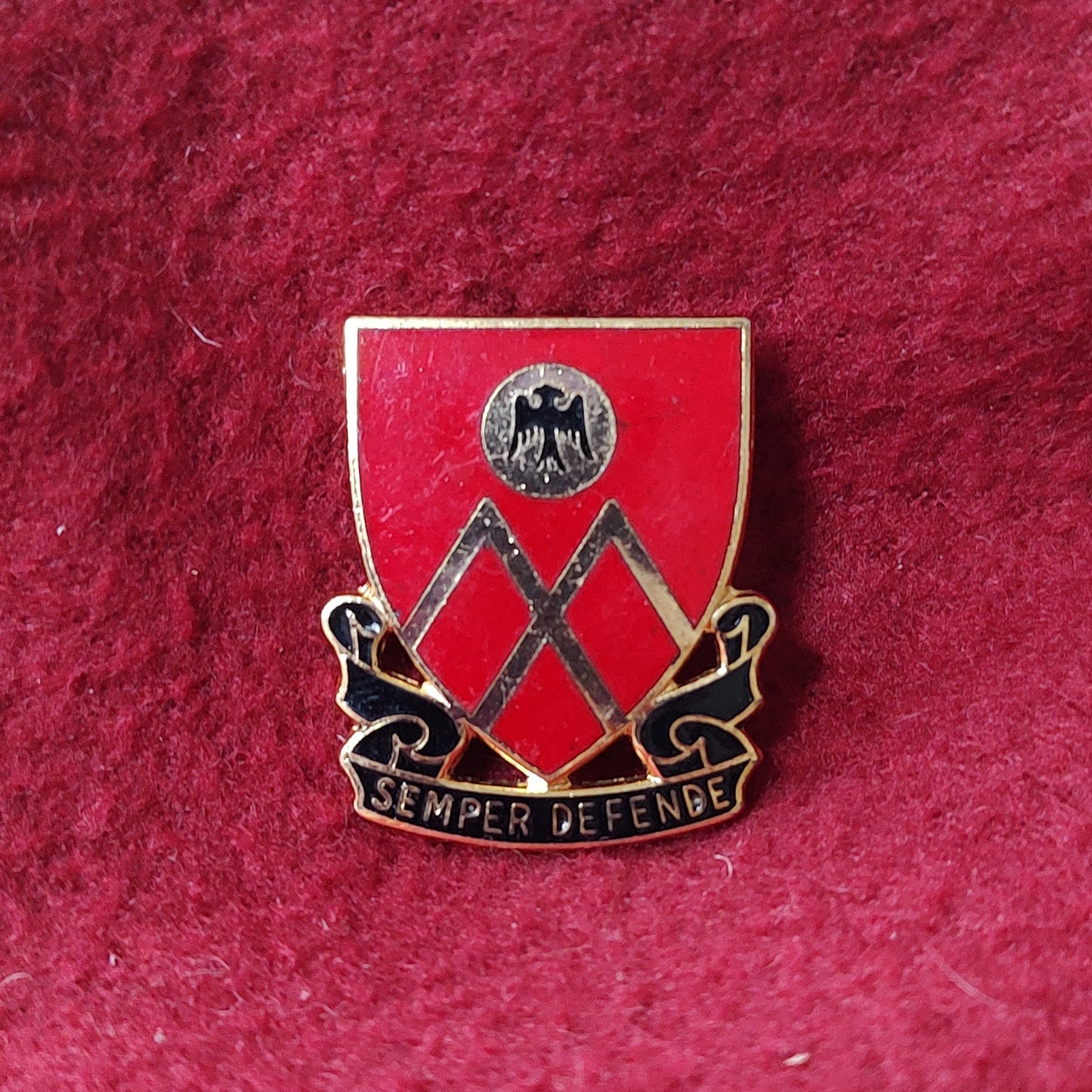 VINTAGE US Army 53rd FIELD ARTILLERY Unit Crest Pin (11o55)