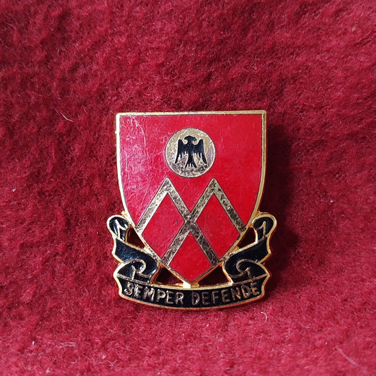 VINTAGE US Army 53rd FIELD ARTILLERY Unit Crest Pin (11o56)