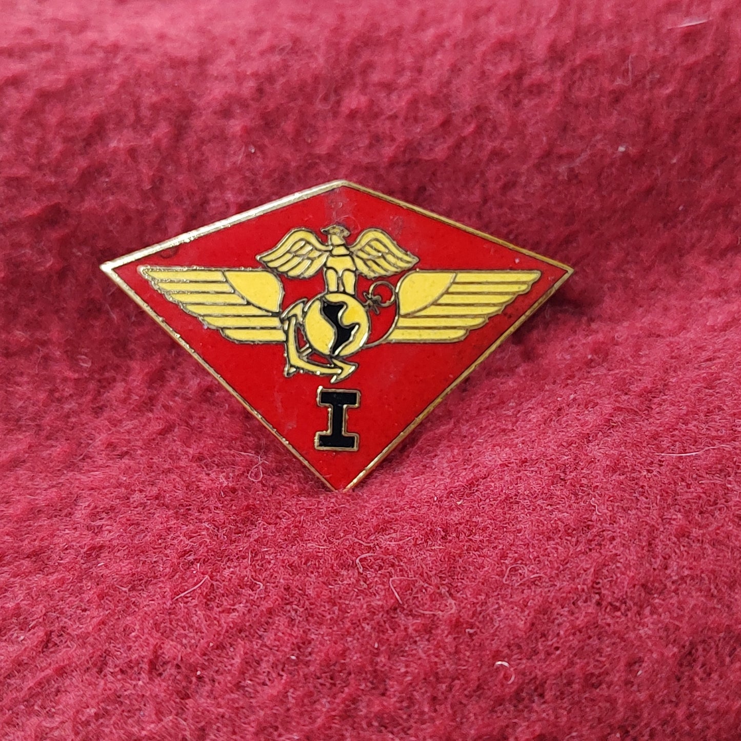 VINTAGE US Marine Corps 1st MARINE AIRCRAFT WING
Unit Crest Pin (11o67)