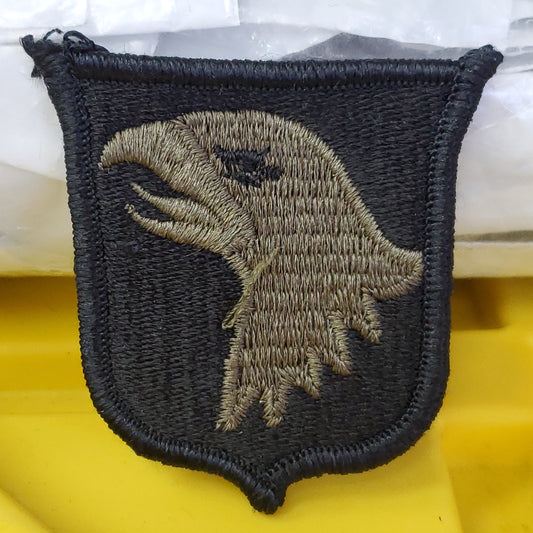 VINTAGE US Army 101ST AIRBORNE DIVISION Patch Sew On Subdued OD Black (1odp2)