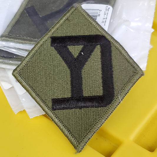 VINTAGE US Army 26TH INFANTRY DIVISION Patch Sew On Subdued OD Black (1odp3)