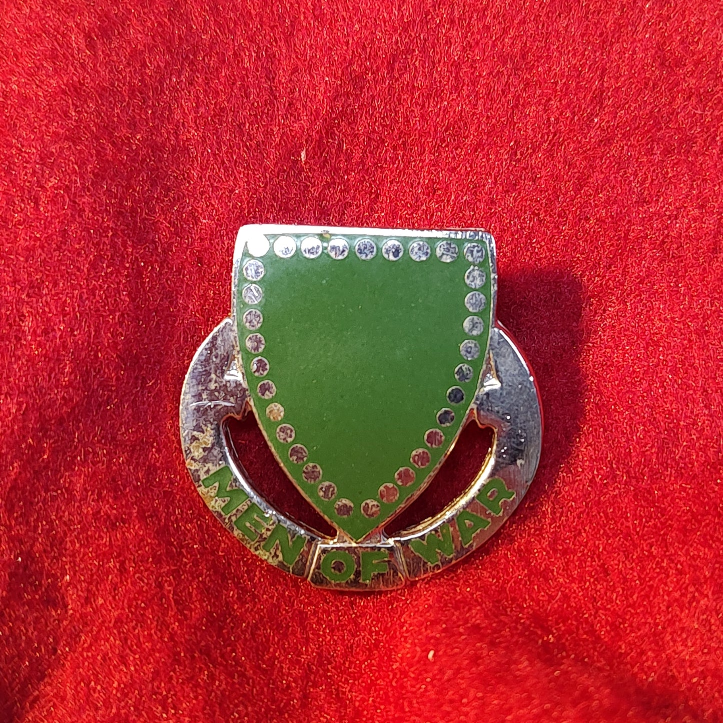 VINTAGE US Army 33rd ARMORED REGIMENT
Unit Crest Pin (02CR3)
