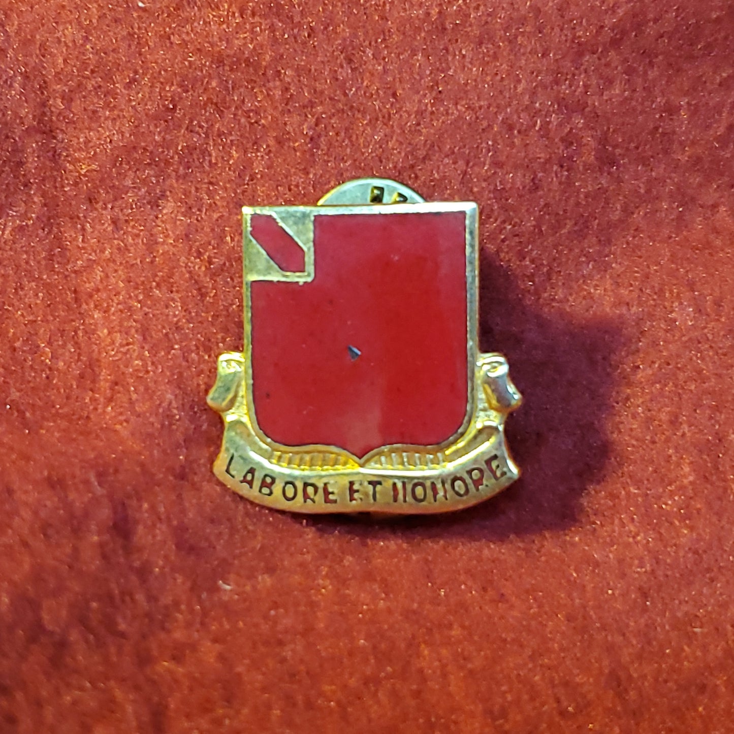 VINTAGE US Army 22ND FIELD ARTILLERY REGIMENT
Unit Crest Pin (03CR4)