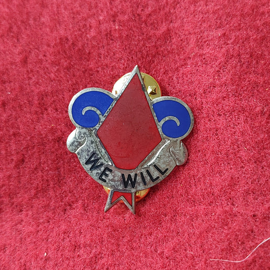 VINTAGE US Army 5th INFANTRY Unit Crest Pin (02CR22)