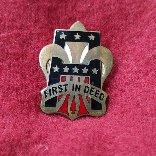 VINTAGE US Army 304th SIGNAL BATTALION Unit Crest Pin (02CR42)