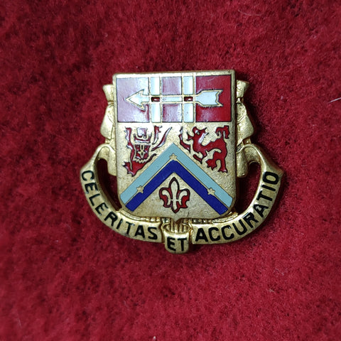 VINTAGE US Army 102nd FIELD ARTILLERY REGIMENT Unit Crest Pin (02CR59)