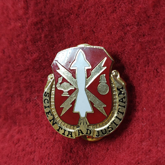 VINTAGE Army MISSILE & MUNITIONS CENTER Unit Crest Pin (02CR63)
