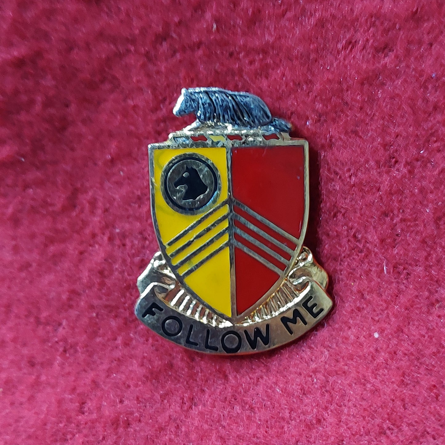VINTAGE Army 126th FIELD ARTILLERY  Unit Crest Pin (02CR73)