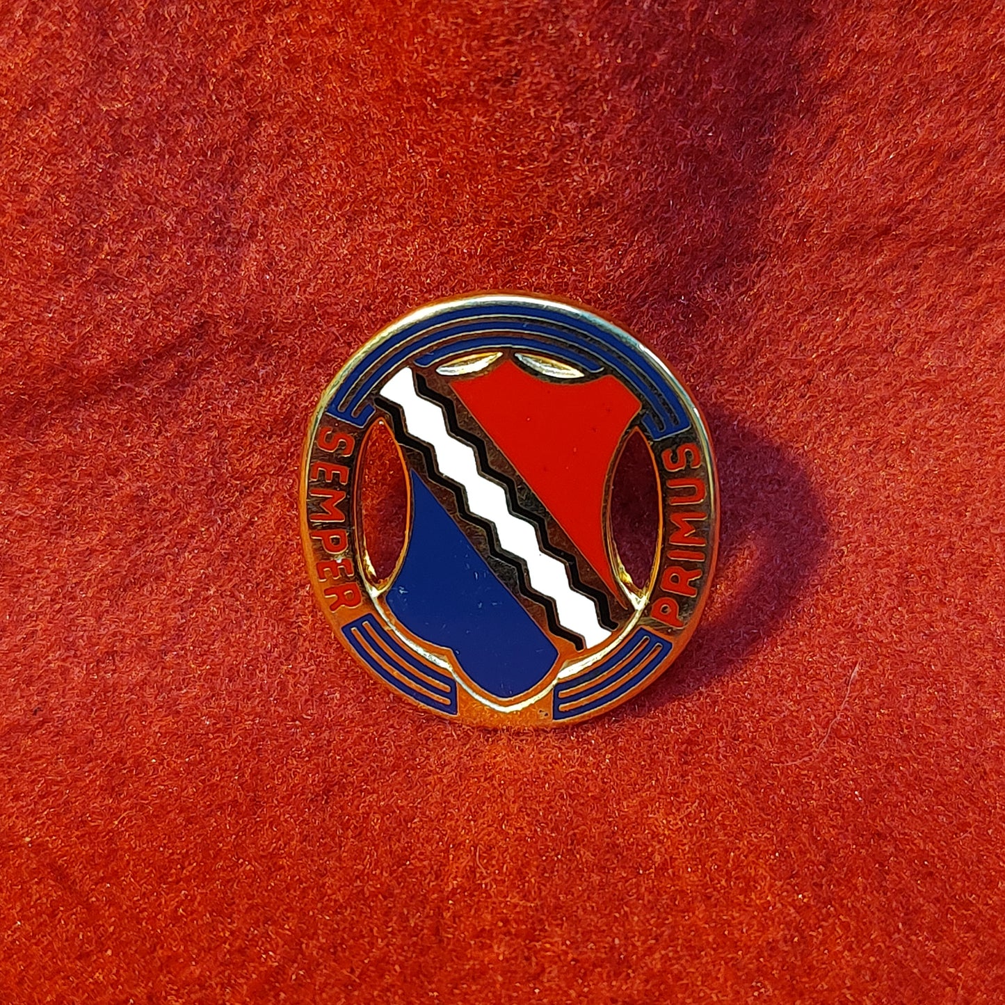VINTAGE US Army 1st INFANTRY Unit Crest Pin (02CR80)