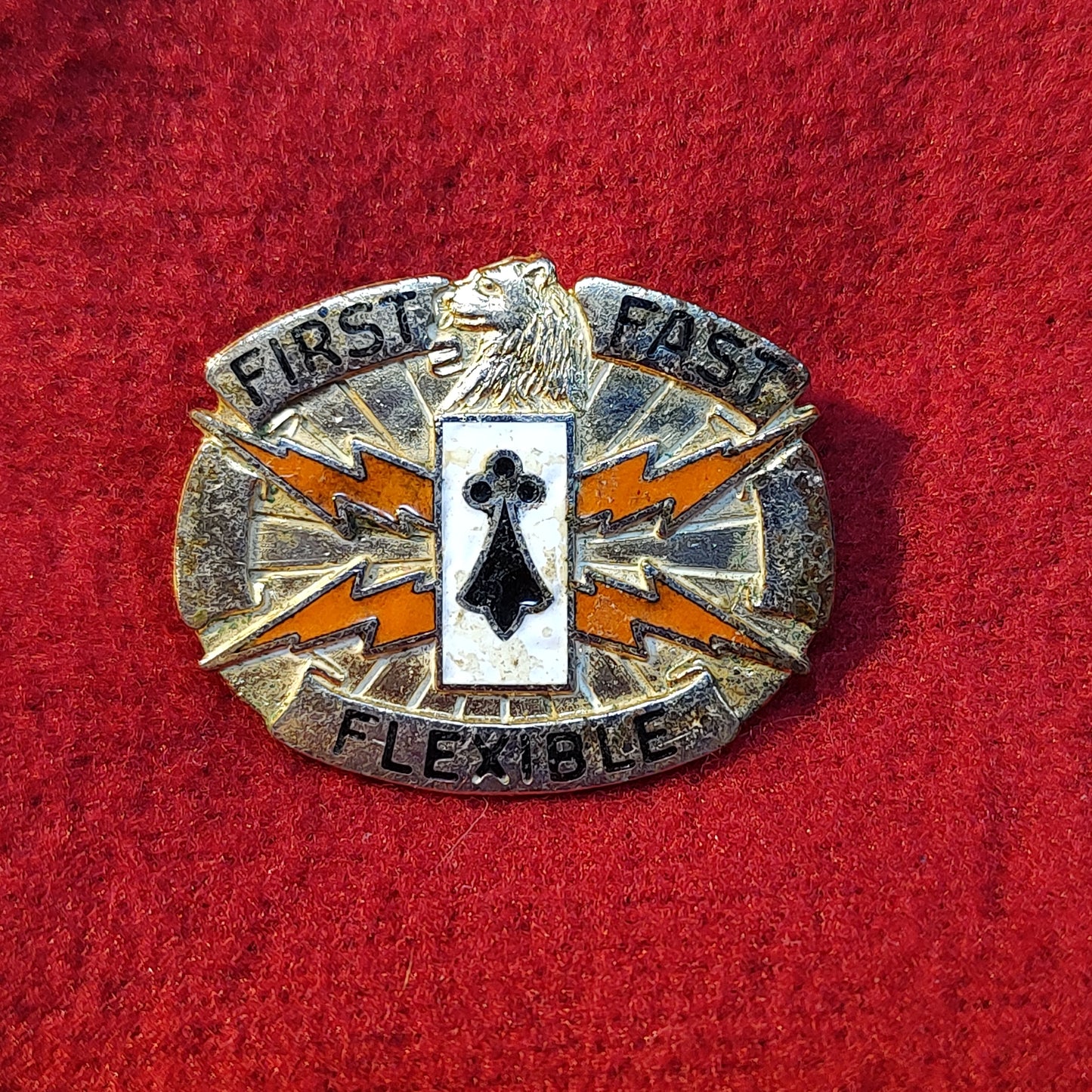 VINTAGE US Army 135th SIGNAL BATTALION Unit Crest Pin (02CR82)
