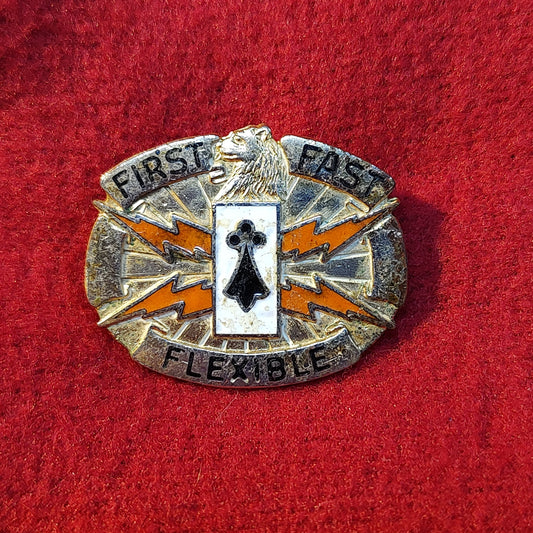 VINTAGE US Army 135th SIGNAL BATTALION Unit Crest Pin (02CR82)