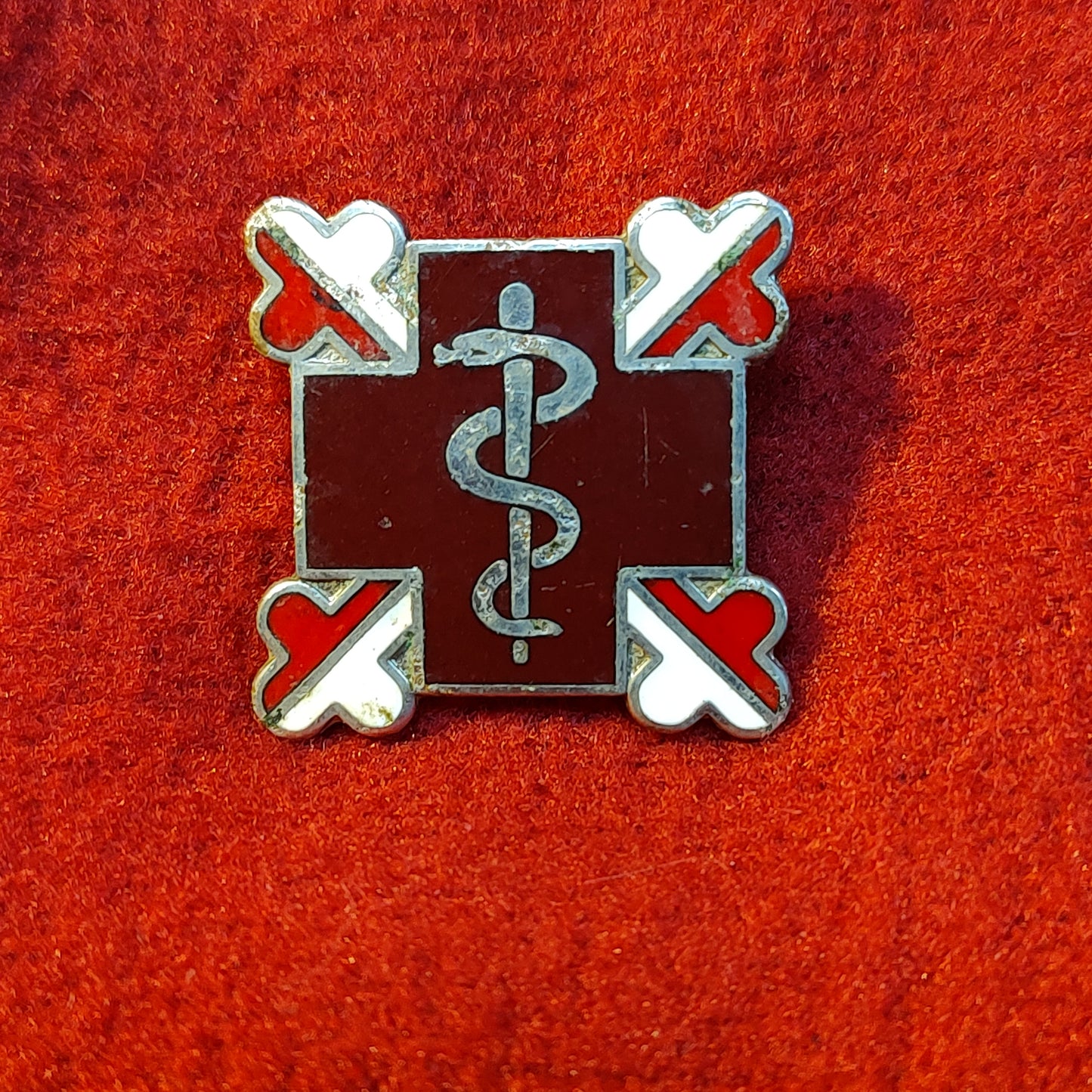 VINTAGE US Army MEDDAC FORT MEADE Unit Crest Pin (02CR83)