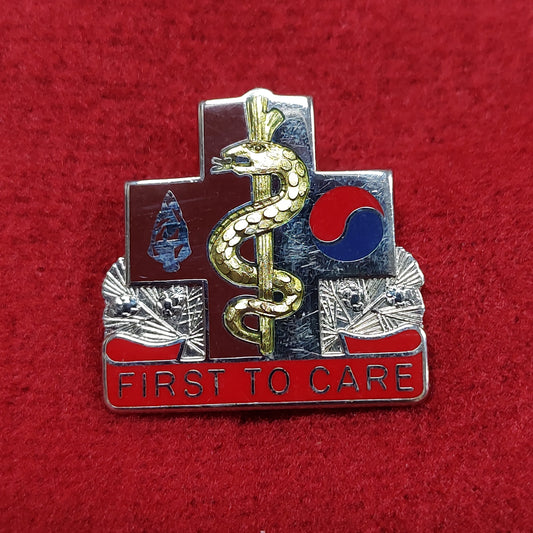 VINTAGE US Army 14th COMBAT SUPPORT HOSPITAL Unit Crest Pin (02CR89)