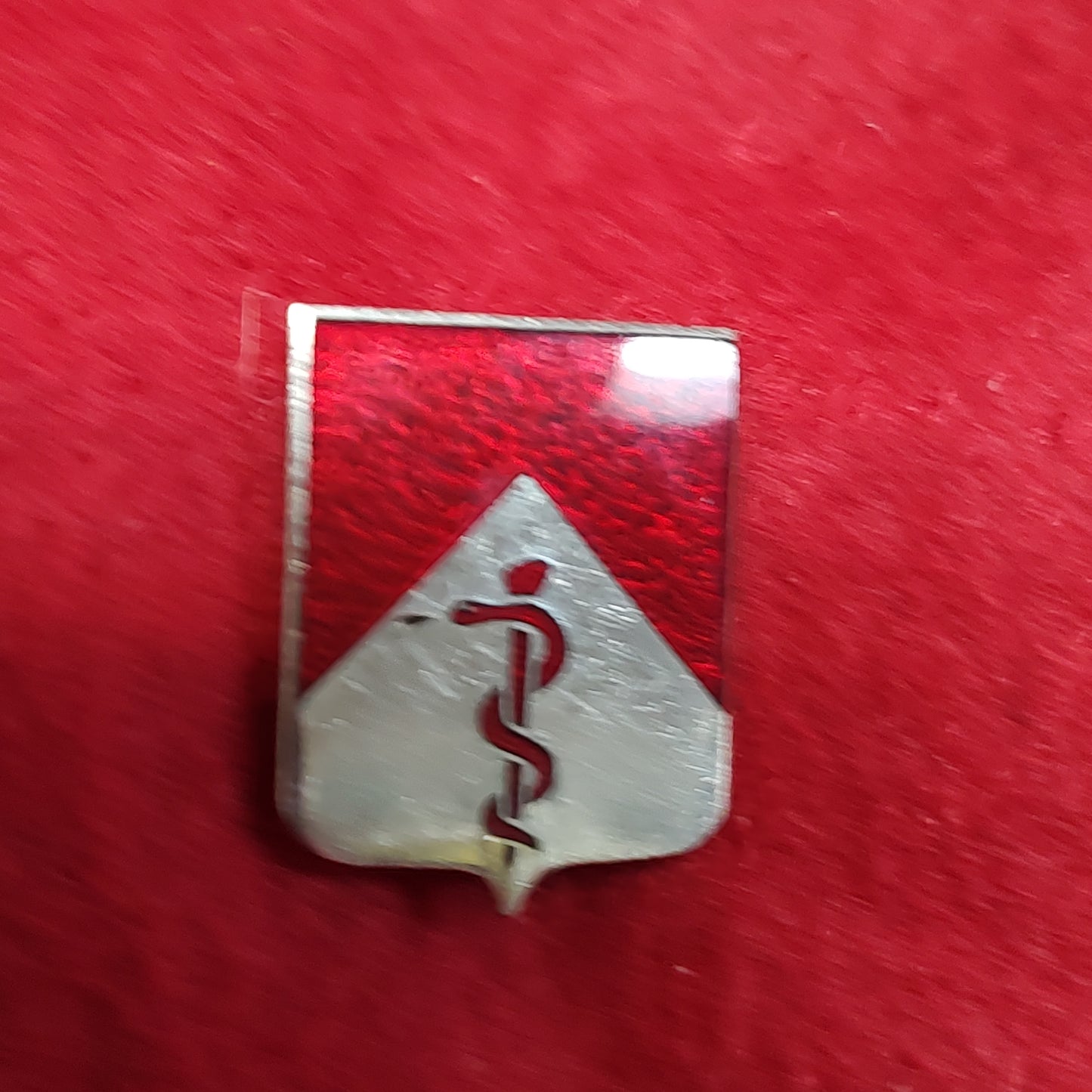 VINTAGE US Army 47th MEDICAL BATTALION Unit Crest Pin (02CR159)