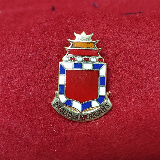 VINTAGE US Army 32nd FIELD ARTILLERY Unit Crest Pin (03CR26)