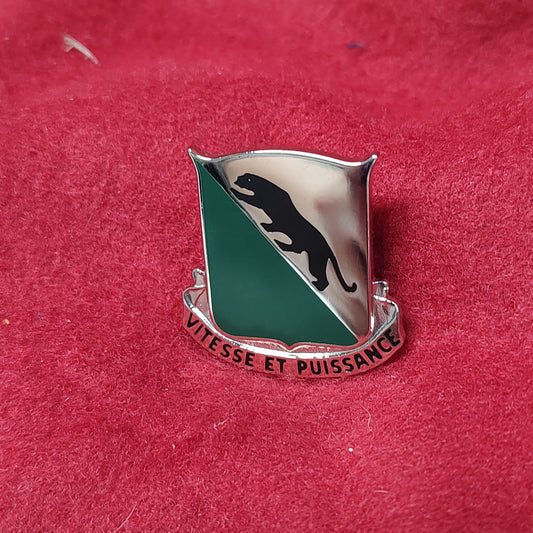 VINTAGE US Army 69th ARMORED REGIMENT Unit Crest Pin (03CR35)