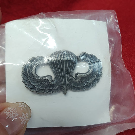 VINTAGE US Army JUMP WINGS PARACHUTIST Oxidized Pin (03CR69)