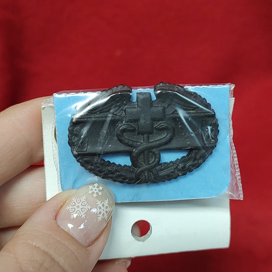 Vintage US Army COMBAT MEDICAL BADGE Pin (03CR75)