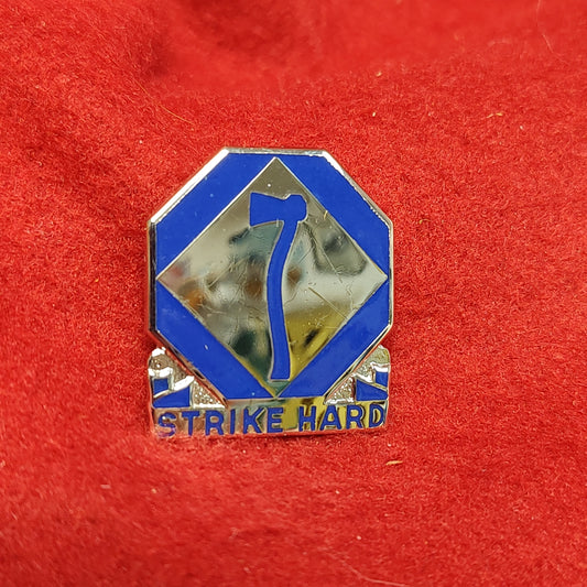 VINTAGE US Army 84th TRAINING DIVISION Unit Crest Pin (14CR18)