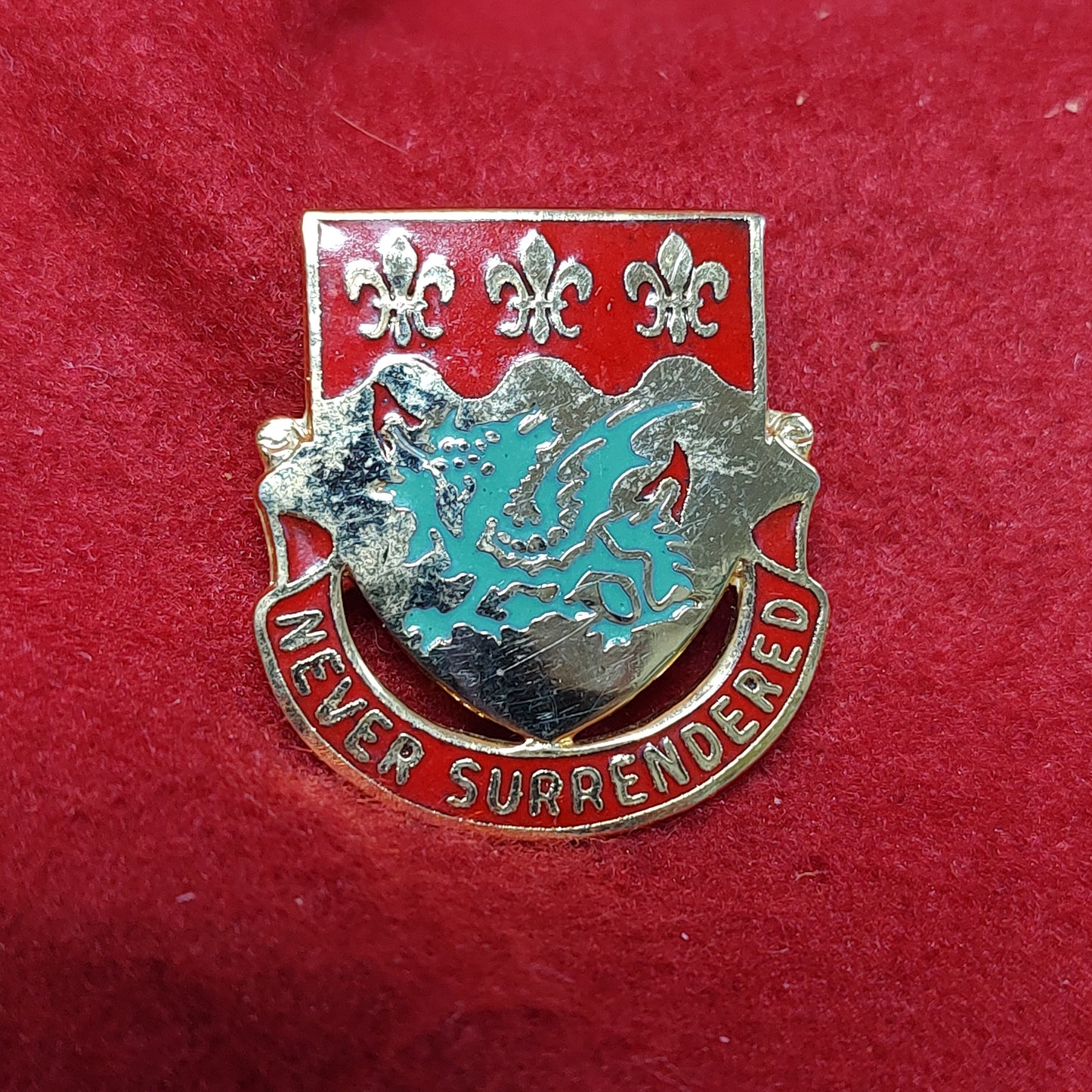 VINTAGE US Army 263rd ARMOR Unit Crest Pin (14CR19)