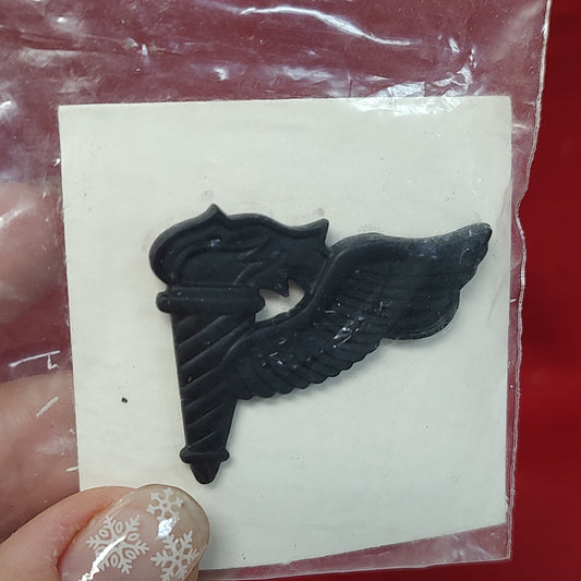 VINTAGE US Army PATHFINDER Black Pin (14CR20)
