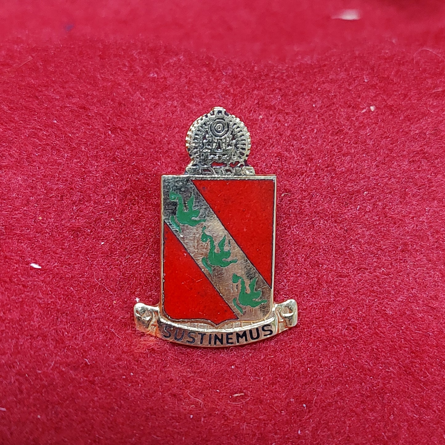 VINTAGE US Army 43rd AIR DEFENSE ATTILLERY Unit Crest Pin (14CR25)