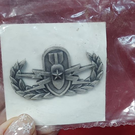 VINTAGE USAF SENIOR EXPLOSIVE ORDINANCE DISPOSAL Badge Pin (14CR47)