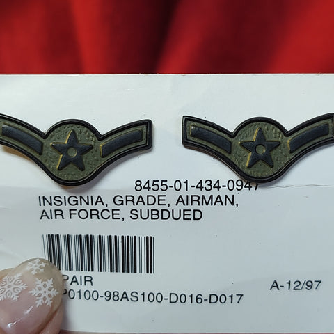 PAIR VINTAGE USAF AIRMAN GRADE Subdued Badge Pin (15CR56)