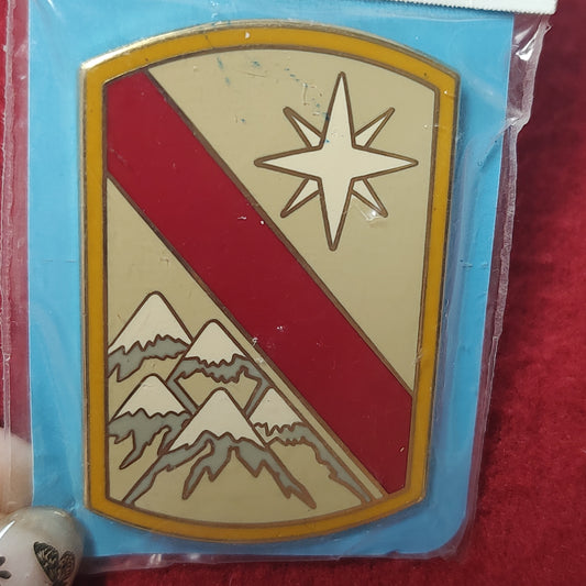 VINTAGE US Army 43rd SUSTAINMENT BRIGADE Badge Pin (19CR7)