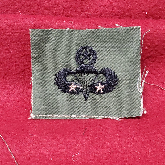 US Army MASTER JUMP WINGS 2 COMBAT STAR Badge Subdued OD Black Sew On (bu05-cjw6)
