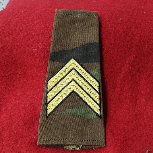VINTAGE SERGEANT E5 EPAULETTE WOODLAND Badge Patch Sew On (28CR29)