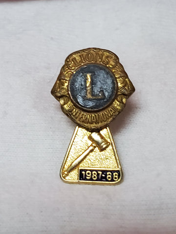 VINTAGE 1987-1988 Lions Club International with Attendance Dangler Lapel Pin (06o3)