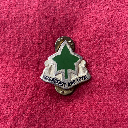 VINTAGE US Army 4TH INFANTRY DIVISION Pin (04cc53)