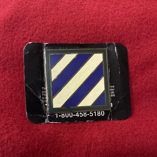 VINTAGE US Army 3rd Infantry Division Pin (04cc77)