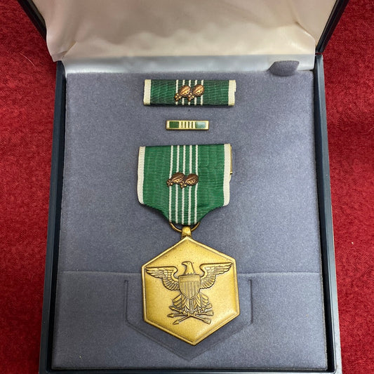 VINTAGE US Army MERIT MEDAL with CASE (WSB03-07cc61)