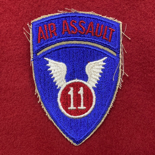 VINTAGE US Army 11th Airborne Patch Sew-On (12o107)