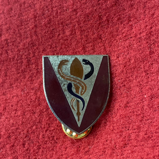 VINTAGE US Army 335th Support Battalion Pin (04cc71)