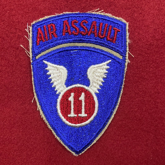 VINTAGE US Army 11th Airborne Patch Sew-On (12o102)